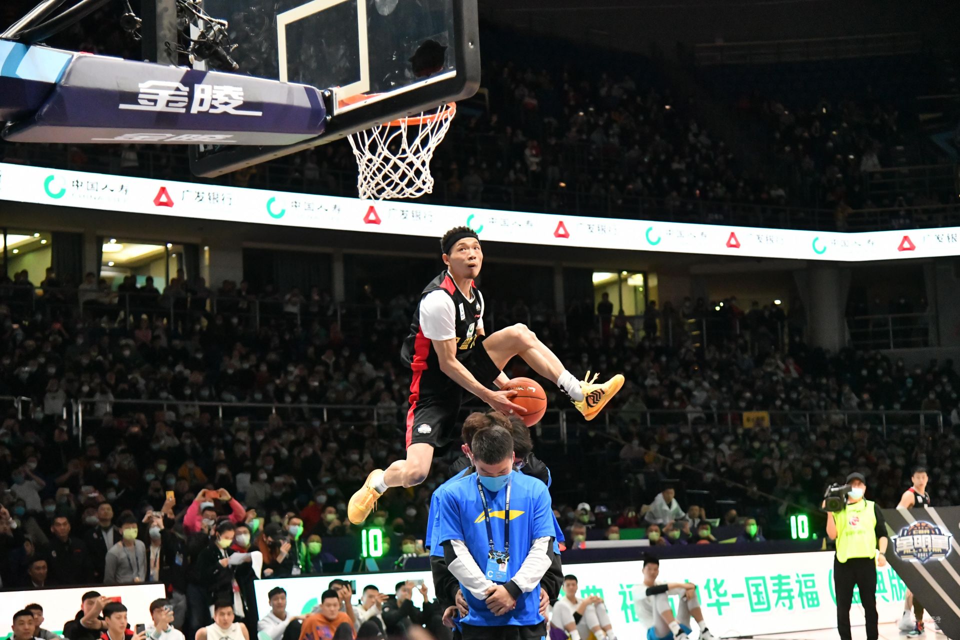 赛再次吸引 赛再次吸引